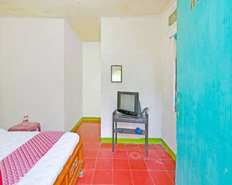 Spot On 91270 Hotel Arimbi - Cilacap - Camera da letto