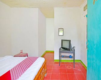 Spot On 91270 Hotel Arimbi - Cilacap - Bedroom