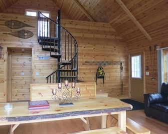 Burke Mountain Getaway. Great Spot For Mountain Biking, Skiing, Sight Seeing - East Burke - Dining room