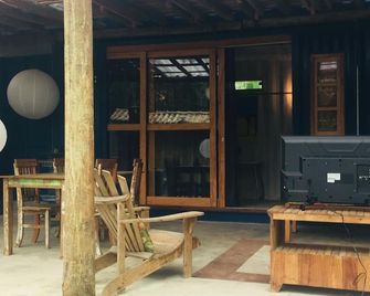 Container house 6 people Cocoa / Camburi hinterland. - Camburi - Patio