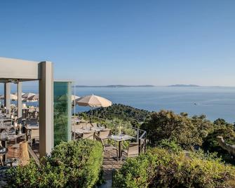 Hôtel La Villa Douce - Rayol-Canadel-sur-Mer - Innenhof