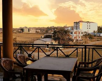 Hotel National Park Sauraha- Homely Stay and Peaceful Location with Jungle Safari arrangements - Chitwan - Balcon