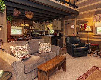 Azalea Cabin on Main St Blowing Rock - Blowing Rock - Living room