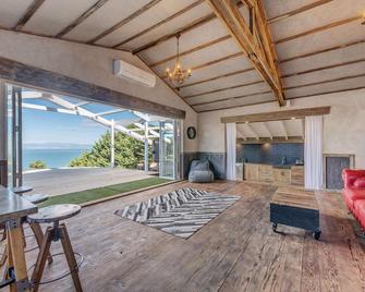 Woodside Bay Chalets - Waiheke Island - Living room