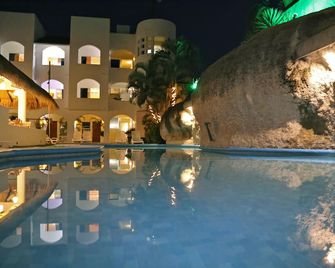 Hotel Alikar - La Crucecita - Pool