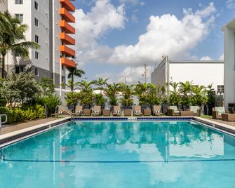 Doubletree by Hilton Miami North I-95 - Miami - Pool