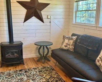 Cozy charming Flathead Valley Cottage, under the shadow of the Swan Mountains - Kalispell - Living room