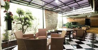 RedDoorz Near Juanda Airport T1 - Surabaya - Restaurante