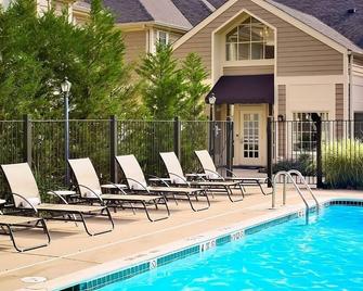Prime Location! Stay in Princeton! Enjoy Seasonal Pool and Free Breakfast! - Franklin Park - Басейн