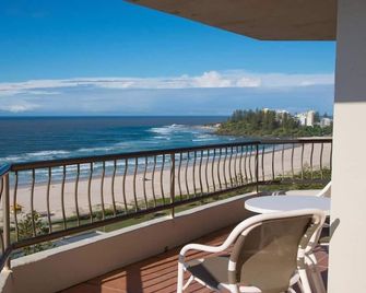 Coolangatta Absolute Beachfront Apart. sleep 6 avail. 26th Dec. 2026 - 9th Jan - Coolangatta - Balcony