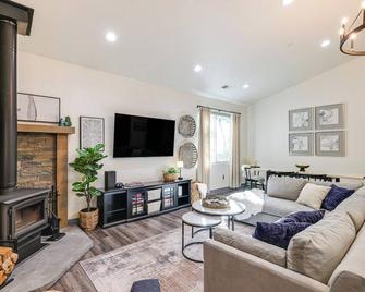 Game Room and Patio Picturesque Home in Sonora - Sonora - Sala de estar