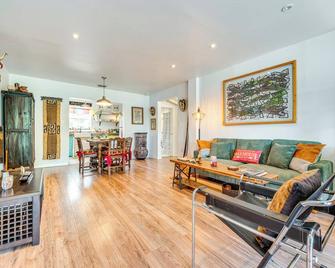 Artsy Bungalow on St Anne Lake Pool, Dock and Deck - Lake Wales - Soggiorno