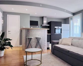 LE CARRAS - Proche de aéroport , Plage à pied - Promenade des anglais - Nizza - Wohnzimmer