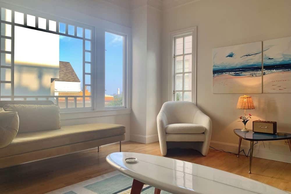 Rare, gorgeous third floor apartment in mint condition atop Sacramento Street on Nob Hill (Parking Garage available across the street) - סן פרנסיסקו - סלון