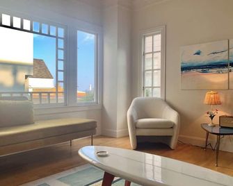 Rare, gorgeous third floor apartment in mint condition atop Sacramento Street on Nob Hill (Parking Garage available across the street) - סן פרנסיסקו - סלון