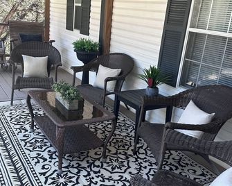 Quiet getaway on 3.5 acres with a hot tub - Wimberley - Patio