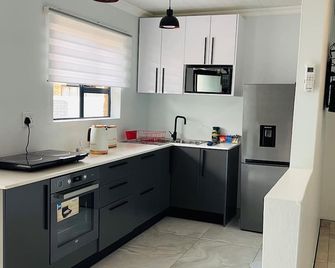 Ang Comsat Guesthouse - Swartklip - Cocina