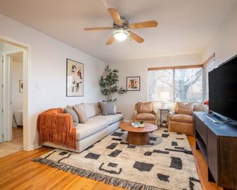 Sugar House Basecamp 30 Minutes to Ski Resorts - South Salt Lake - Living room