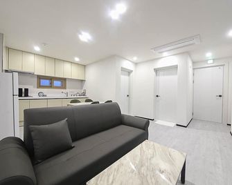Busan Seomyeon Broa Hotel - Busan - Living room