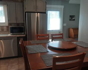 Beautiful House 10 Minutes driving to Queen's and Downtown Kingston - Kingston - Dining room