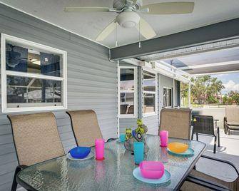 Screened-In Lanai + Yard: Port Charlotte Retreat - Port Charlotte - Patio