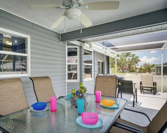 Screened-In Lanai + Yard: Port Charlotte Retreat - Port Charlotte - Patio