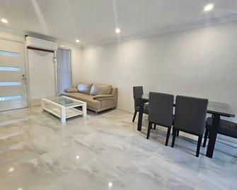 Convenient New Private granny flat - Cabramatta - Phòng ăn