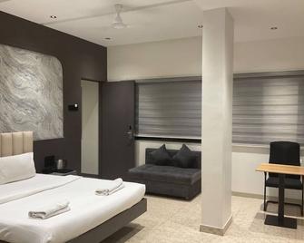 Hotel Govind Regency - Dhule - Bedroom