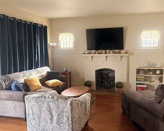 Beautiful Historic 4-bedroom house with a cockpit lookout over Batesville - Batesville - Sala de estar
