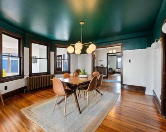 Spacious 7 Bedroom Beach House with a Wraparound Porch, Arcade Games, and More! - Wildwood - Essbereich