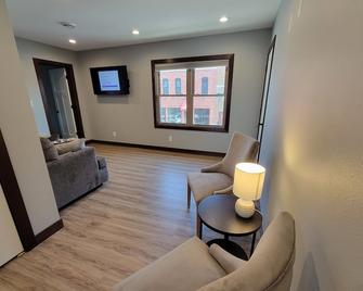 Completely remodeled downtown apartment! 2 large bedrooms! - Cascade - Living room