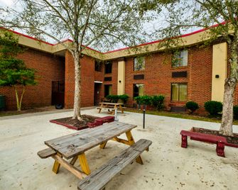 Red Roof Inn & Suites Jacksonville, NC - Jacksonville - Property amenity