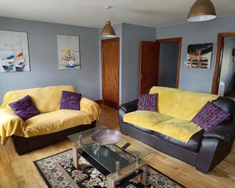 Dingle Town Center Apartment - Dingle - Вітальня