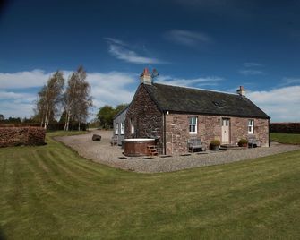 Award-Winning 5 Star Luxury Private Retreat - Hot Tub, Tennis, Fishing, Horses - Auchterarder - Building