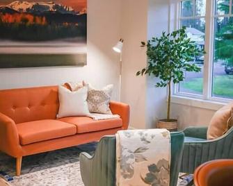 Courtenay Luxe Suite - Courtenay - Living room