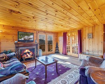 Spacious 8BD/7BA bed&breakfast on Beltzville Lake in Southern Poconos - Lehighton - Living room