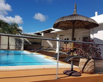 Superb private waterfront villa - Free WiFi - Tombeau Bay - Pool
