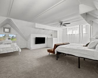 Hilltop Retreat | Fire Pit & River View Bliss - Davenport - Bedroom