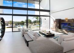 Villa Michaela moderna de súper lujo con piscina y vistas - Estepona - Stue