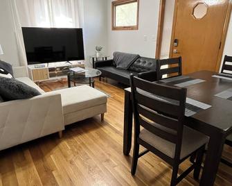 Cozy two bedroom Villa near downtown KC - Merriam - Living room