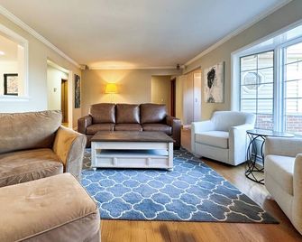 Vienna Trail - Charming 3-bedroom house in Niles with AC, WiFi - Niles - Living room