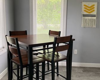 Entire private cozy home near downtown Bemidji. Ideal for Couples & Individuals! - Bemidji - Dining room