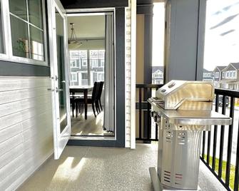 4 Bedroom Town Home with Garage Parking, Fast WiFi, Smart TV with Netflix, Fully Equipped Kitchen, Sleeps 10, Ideal for Families - Airdrie - Balcony