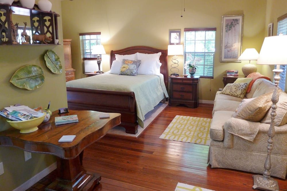 Quiet, private studio apt, screened porch, covered parking, garden sitting area! - פורט מאיירס - חדר שינה