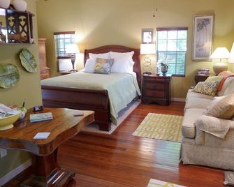 Quiet, private studio apt, screened porch, covered parking, garden sitting area! - פורט מאיירס - חדר שינה