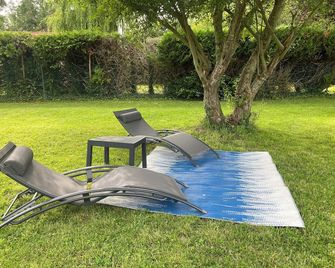 Camping-car au Charme de la Forêt avec jardin Accès à pied Circuit des 25 Bosses - Le Vaudoué - Binnenhof