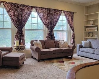 Stunning Landmark Loft - Lincoln - Living room