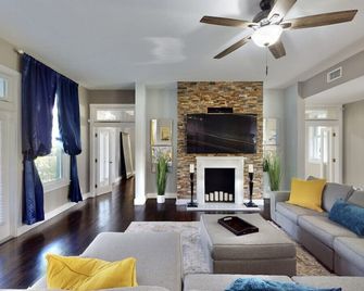 Saint Patrick Palace - Wedding-Ready Luxury Estate w/ Pool & Guest Cottage - Davie - Living room