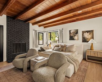 Executive 4br/4ba Home Near Universal Studios - Universal City - Living room