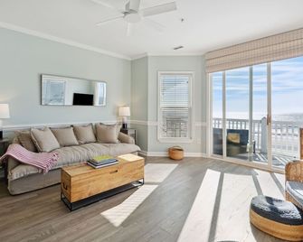Seaside 302! Top Floor Oceanfront Condo - View of Folly Beach Pier! - Folly Beach - Sala de estar